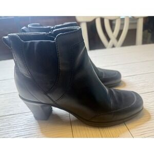 Clarks Black Leather Women's Ankle Boots W/ Zip Approx 2.5" Block Heel. Sz 7.5 M